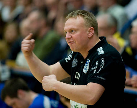 Tränare Ola Månsson manar på sina H43-spelare