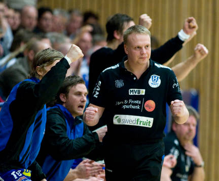 Tränare Ola månsson och H43-bänken jublar, jubel