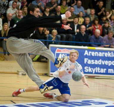 Jesper Larsson gör änu en av sina paradräddningar i