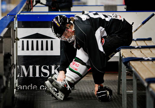 Mikael Johansson, Färjestad, blev skadad igår. Här vilar