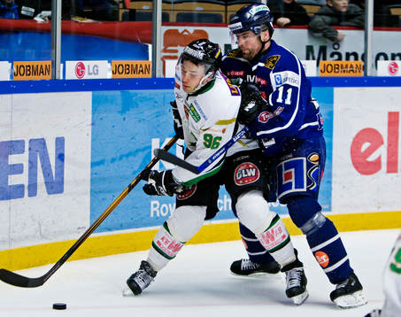 Josef Melichar, Linköping, tacklar Fabian Brunnström,