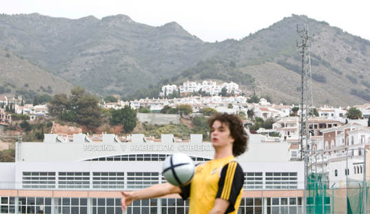 Genre. Filip Thurn tar ner bollen i underbara Nerja, med
