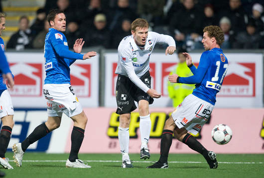 Sebastian Henriksson, Örebro, går på skott