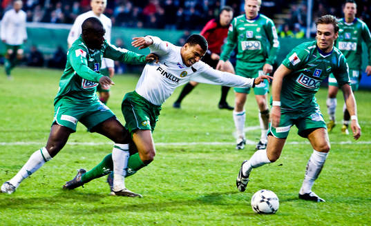 Charlie Davies, Hammarby, fälls av Edwin Phiri,