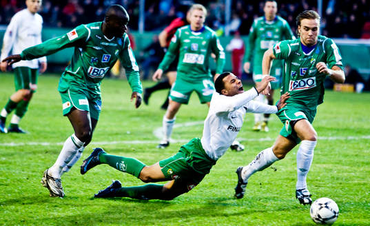 Charlie Davies, Hammarby, fälls av Edwin Phiri,