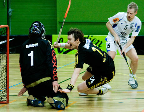 Conny Vesterlund, AIK, fälls framför Daniel Ramsin,