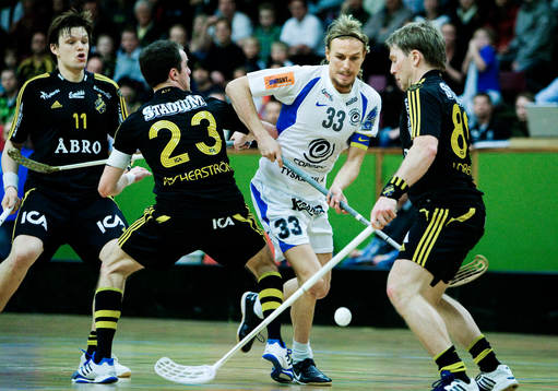 Danne Bron-Sundbom, Capeiro, tar sig förbi två AIK-spelare