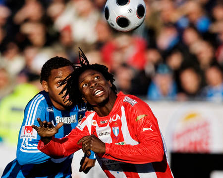 Jimmy Dixon, Malmö, nickar bort bollen från Thiago
