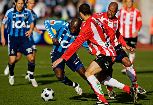 Jones Kusi Asare, Djurgården, dribblar sig framåt