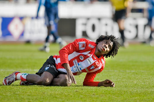 Jimmy Dixon, Malmö,  får en smäll och börjar blöda