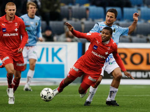 Andreas Haglund, Norrköping, tacklas av Mathias Woxlin,