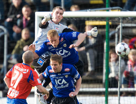 1-0 Marcus Sahlman boxar ut till René Makondele som