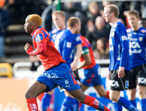 Målskytten René Makondele har gjort 1-0 och hela Halmstad