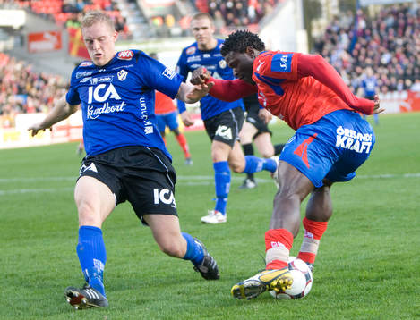 Adama Tamboura skojar med Peter Larsson