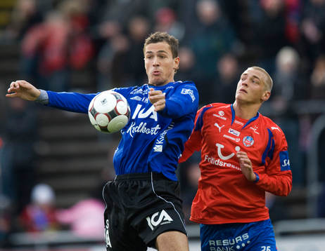 Emir Kujovic tar ner bollen framför Joel Ekstrand