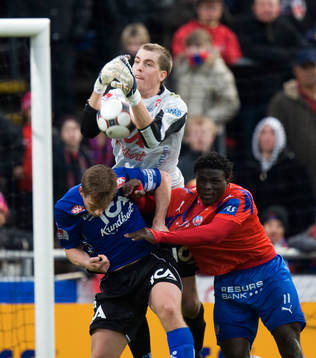 Marcus Sahlman, målvakt, Halmstad, tar hand om bollen