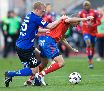 Peter Larsson, Halmstad, drar ner Henrik Larsson,