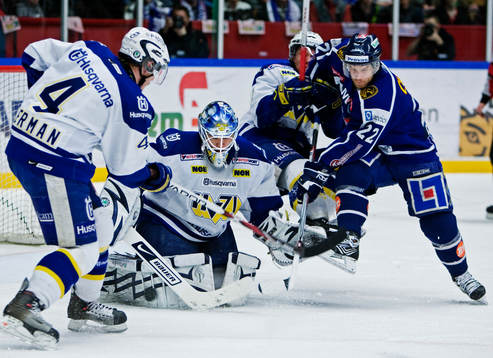 Mattias Carlsson, Linköping, trampar in över Stefan Liv,