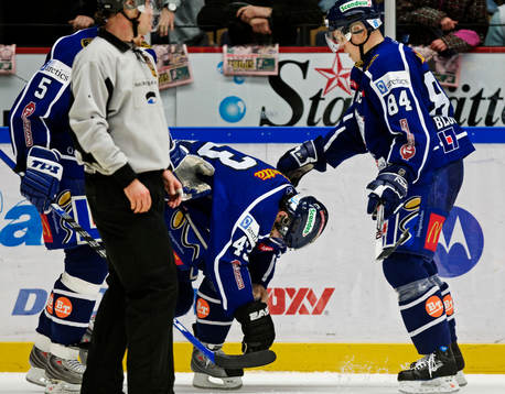 Tomas Surovy, Linköping, får hjälp att ta sig av isen.