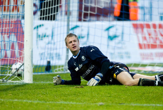 Johan Dahlin, målvakt, Trelleborg, tittar upp