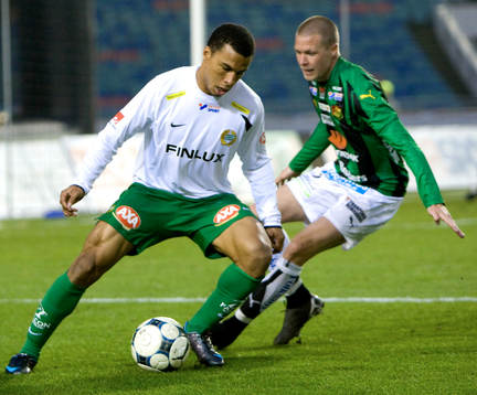 Charlie Davies dribblar