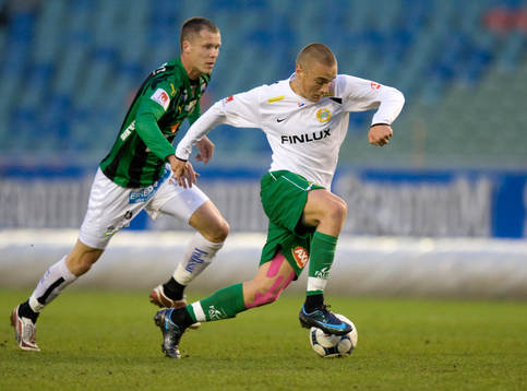 Petter Andersson sprintar ifrån Fredrik Lundgren