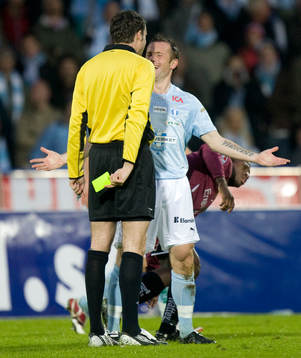 Ulrich Vinzents domare, Sven-Martin Åkesson, gult kort