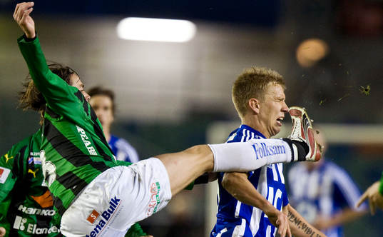 Pontus Wernbloom får en spark i ansiktet av Andreas