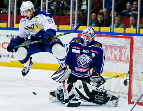 Per Ledin, HV71, hoppar framför Rastislav Stana, målvakt,