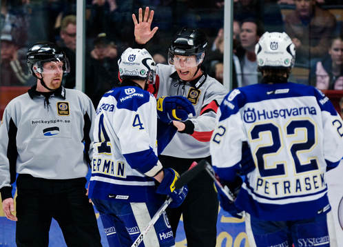 Ulf Rönnmark förmanar Johan Åkerman, HV71