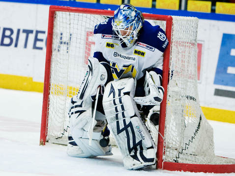 Stefan Liv, målvakt, HV71, är nära att släppa in ett