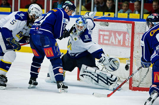 Stefan Liv, målvakt, HV71, räddar en farlig chans