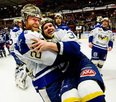 David Petrasek, HV71, håller upp Jukka Voutilainen, HV71.