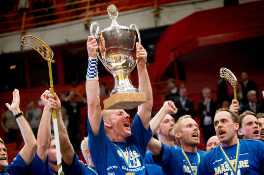 Magnus Svensson, Warberg lyfter pokalen som Svensk