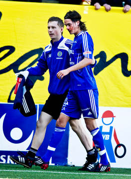 Mikael Lustig, Sundsvall, fick en boll i ansiktet och