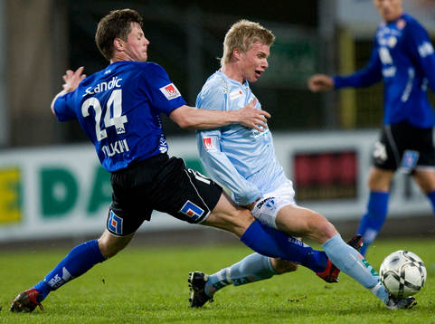 Sebastian Johansson trycker till Robin Nilsson