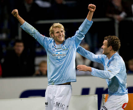 1-2, Ola Toivonen, som grattas av Jonathan Johansson. Jubel