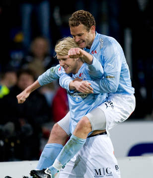 1-2, Ola Toivonen, som grattas av Jonathan Johansson. Jubel