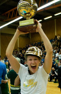 Solna tog SM-guld. Anna Höglund, Solna med SM pokalen.