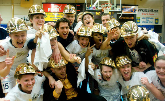 Solna tog SM-guld. Svenska Mästare, guld, jubel, pokal