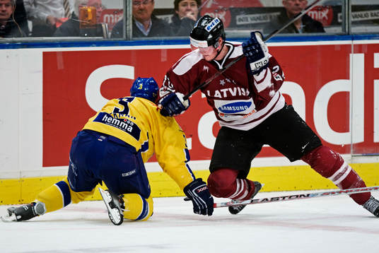 Jekobs Redlihs, Lettland, trycker till Nils Ekman, Sverige