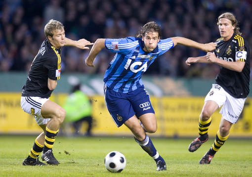 Mikael Dahlberg, Djurgården, rycker från Per Karlsson,