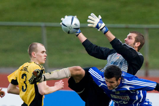 Joel Ringström fångar bollen