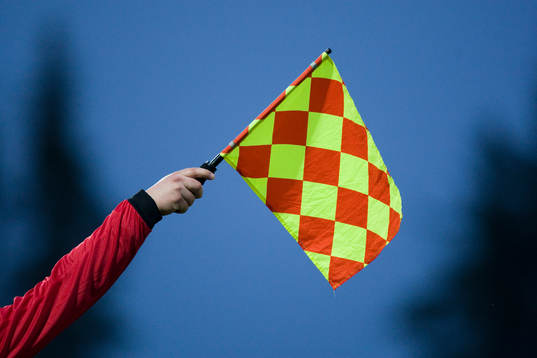 Flagga, assisterande domare, linjeflagga