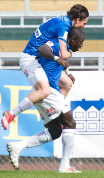 Straff,  Michael Mensah och Kristian Haynes, jubel