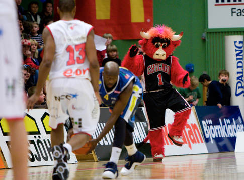 Benny the Bull, Maskot