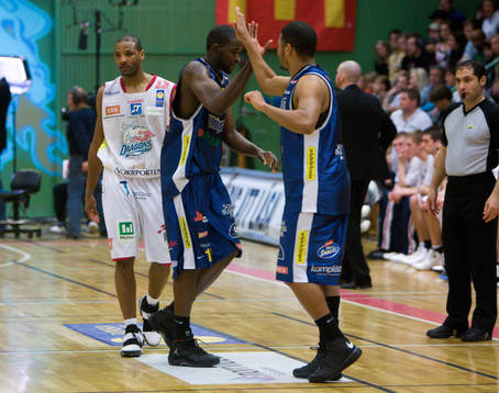 Lesli Myrthil, Solna jublar medan Alex Wesby, Sundsvall