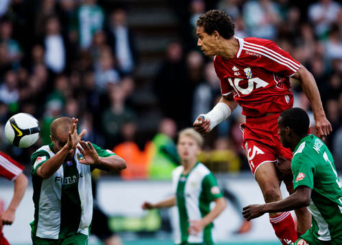 Klebèr Saarenpää, Hammarby, försöker värja sig från