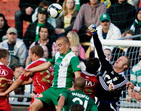 Kim Christensen, målvakt, Göteborg, boxar undan bollen