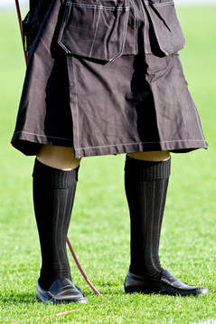 Kilt, strumpor, gräs